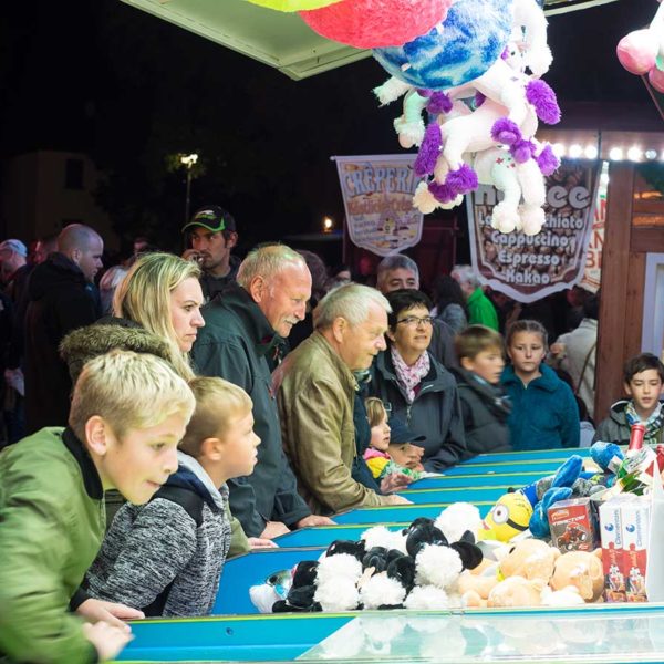 Beigeisterte-Besucher-beim-Kentucky-Derby-Pferderennen---1