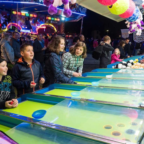 Beigeisterte-Besucher-beim-Kentucky-Derby-Pferderennen---2