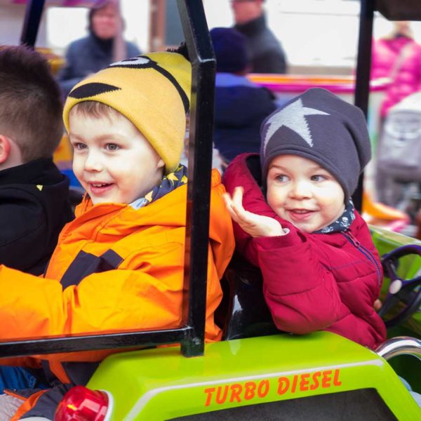 Beigeisterte-Kinder-auf-dem-Karussell-1