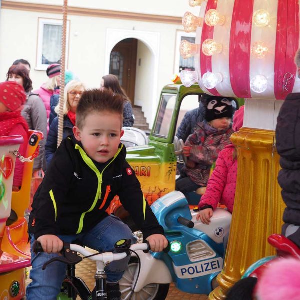Beigeisterte-Kinder-auf-dem-Karussell-2
