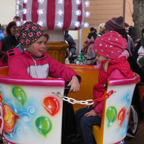 Beigeisterte-Kinder-auf-dem-Karussell-3